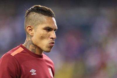 Guerrero, por ora, descarta trocar de clube: Seguirei no Flamengo