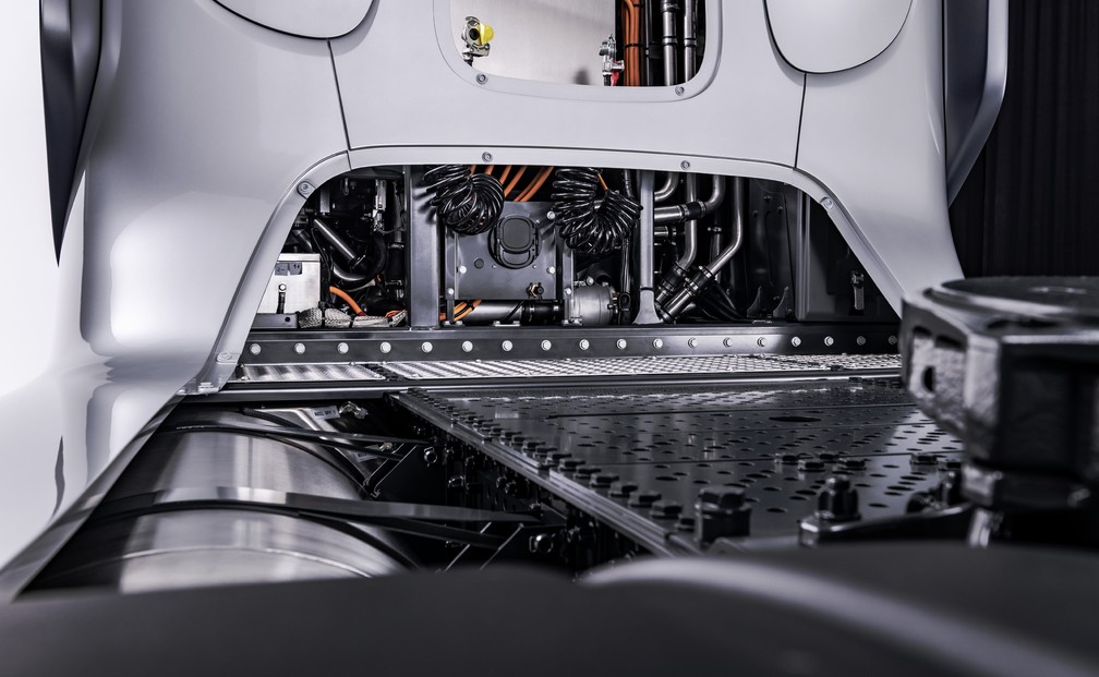 Propulsor do caminhão a hidrogênio da Mercedes fica no mesmo lugar do motor, em modelos convencionais — Foto: Divulgação