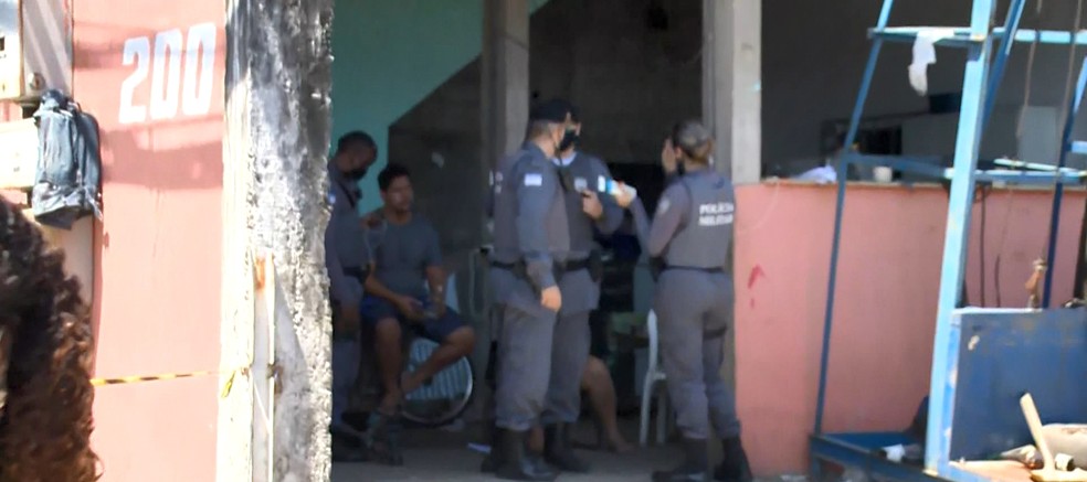Policiais militares estiveram no local onde homem matou a ex em Vila Velha, ES — Foto: Reprodução/TV Gazeta
