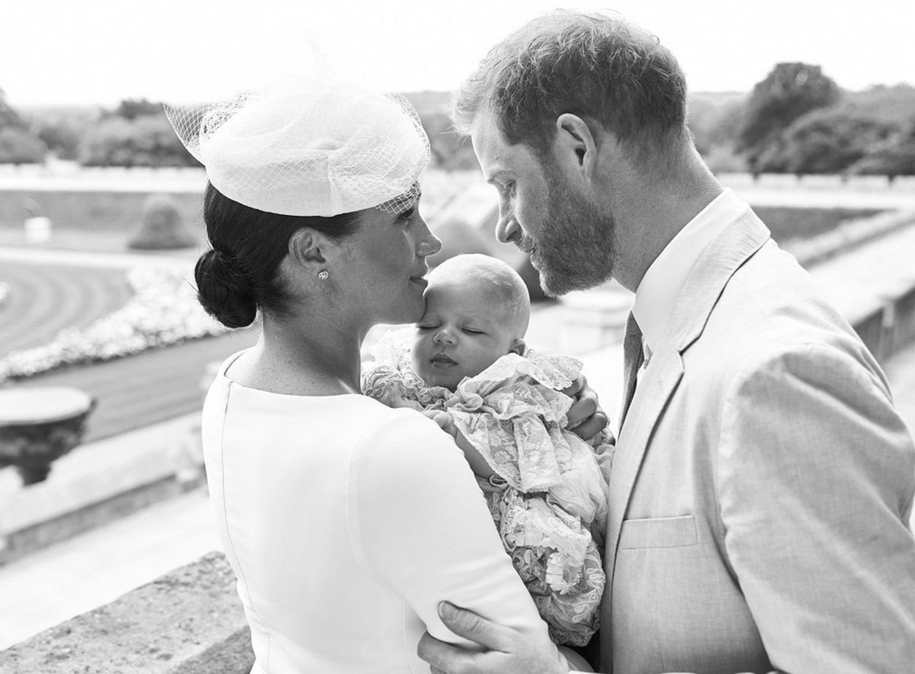 Príncipe Harry e a duquesa de Sussex Meghan Markle, são fotografados com Archie, neste sábado (6), quando o primeiro filho do casal foi batizado — Foto:  Chris Allerton /©️SussexRoyal