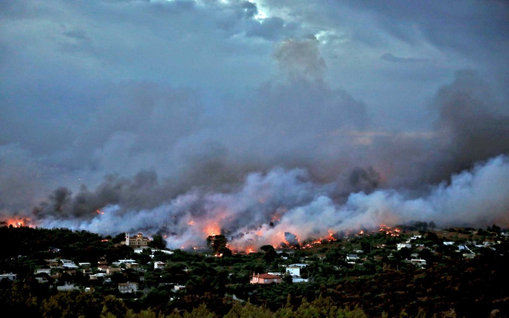 IncÃªndio florestal atinge imediaÃ§Ãµes da cidade de Rafina, perto de Atenas (Foto: Alkis Konstantinidis / Reuters)