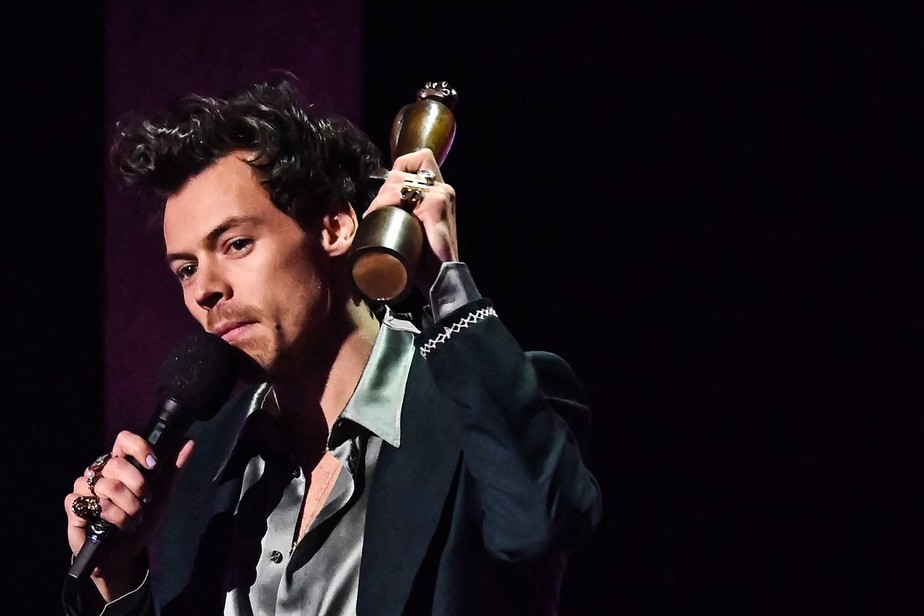 O cantor inglês Harry Styles, ao receber o Brit Awards de melhor artista de pop e r&B