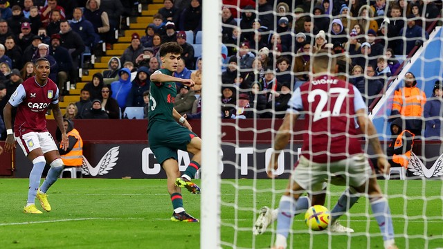 O espanhol Stefan Bajcetic, de 18 anos, marca seu primeiro gol pelo Liverpool