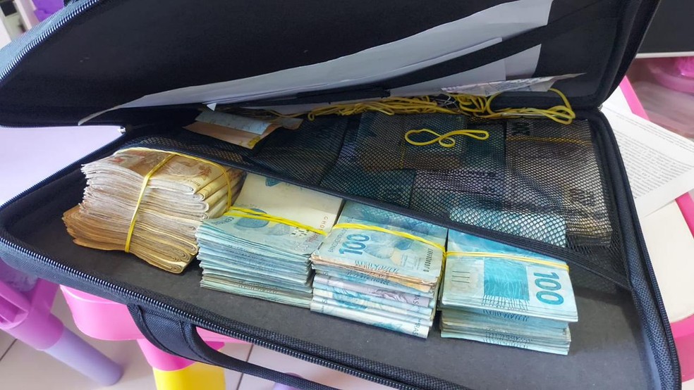 Uma pasta contendo R$ 150 mil foi achada pela PF em uma das buscas da operação Festa no Terreiro — Foto: Divulgação/PF