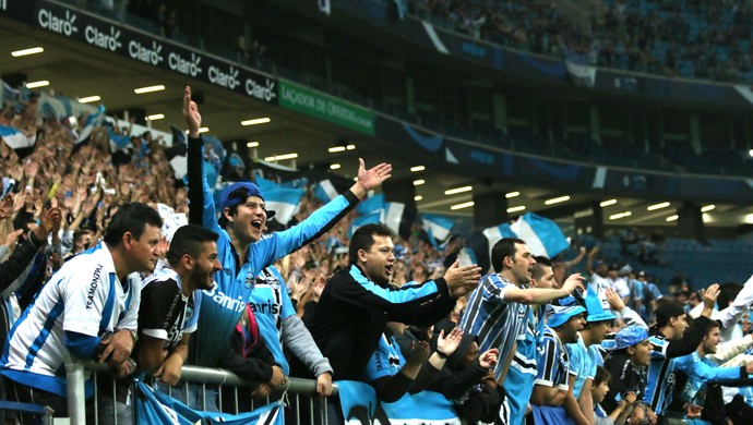 Roger completa 10 jogos ovacionado pela torcida e no coração do grupo