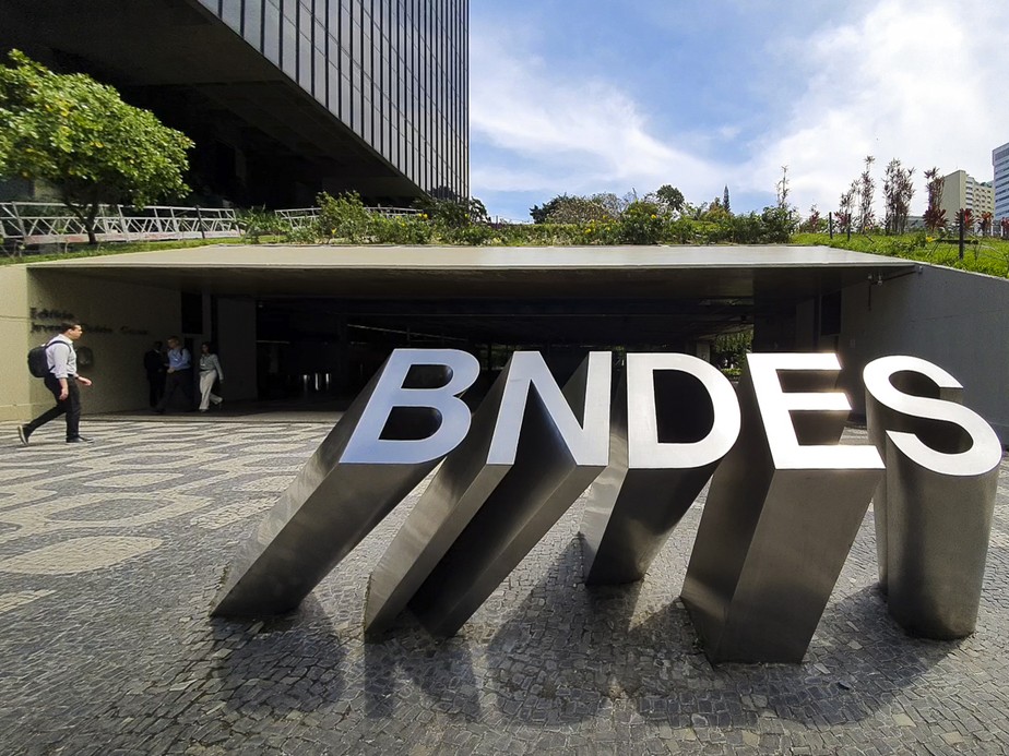 Letreiro na entrada da sede do BNDES, no Centro do Rio