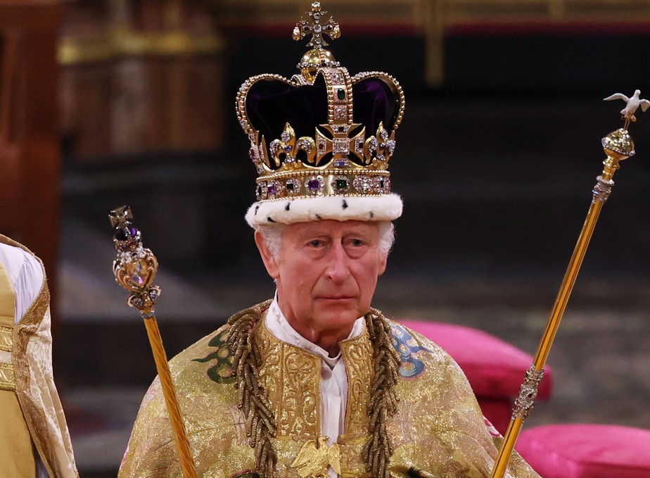 Rei Charles III foi coroado neste sábado, 6, oito meses após a morte da rainha Elizabeth II
