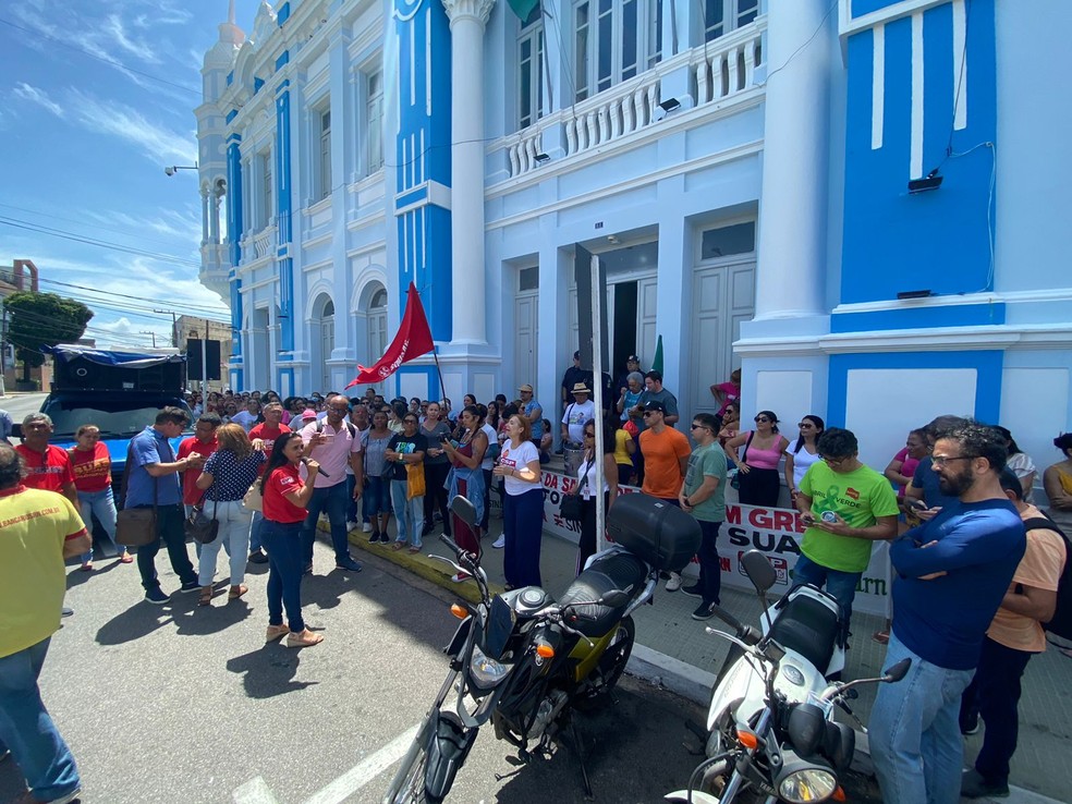 Protesto de servidores da saúde de Natal, em greve, na frente da sede da prefeitura da capital potiguar — Foto: Pedro Trindade/Inter TV Cabugi
