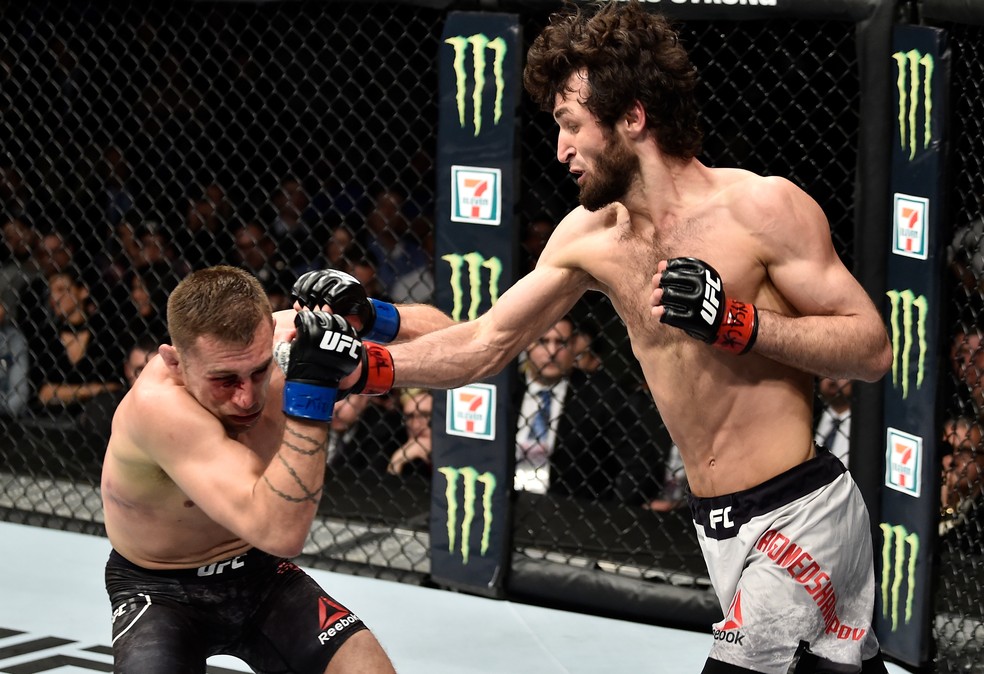 Zabit Magomedsharipov golpeia Kyle Bochniak em sua vitória por unanimidade no UFC 223 (Foto: Getty Images)