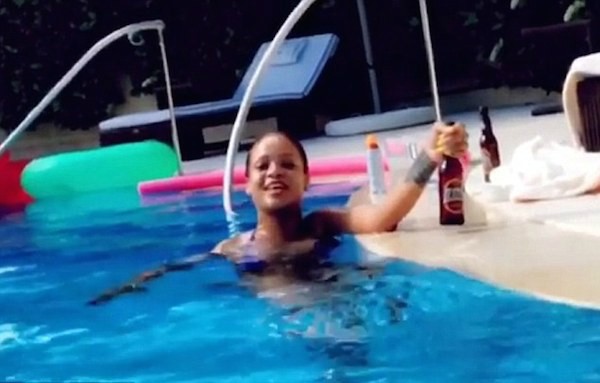 A cantora Rihanna na piscinea (Foto: Instagram)