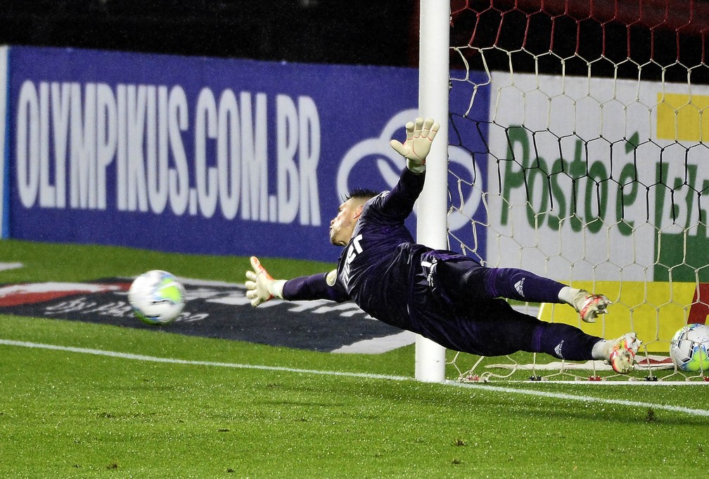 Tiago Volpi, do São Paulo, defende pênalti contra o Bahia — Foto: Marcos Ribolli