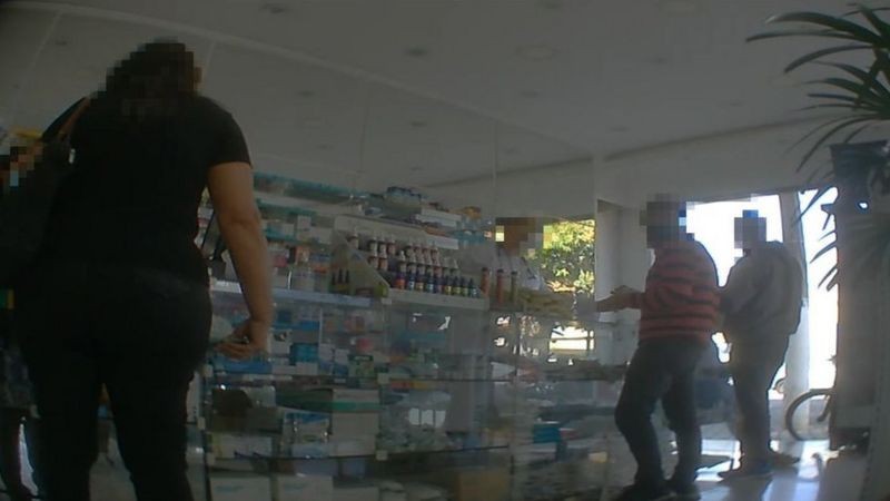 Muitos clientes da Drogaria Diamante são imigrantes bolivianos que vivem na Vila Maria Alta, em São Paulo (Foto: BBC NEWS BRASIL)
