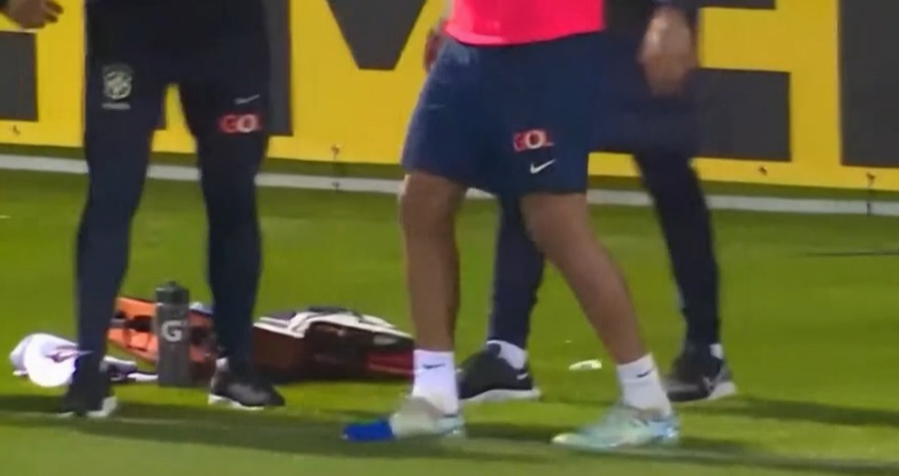 Bruno Guimarães leva pior em disputa e rasga chuteira em treino da Seleção — Foto: Reprodução