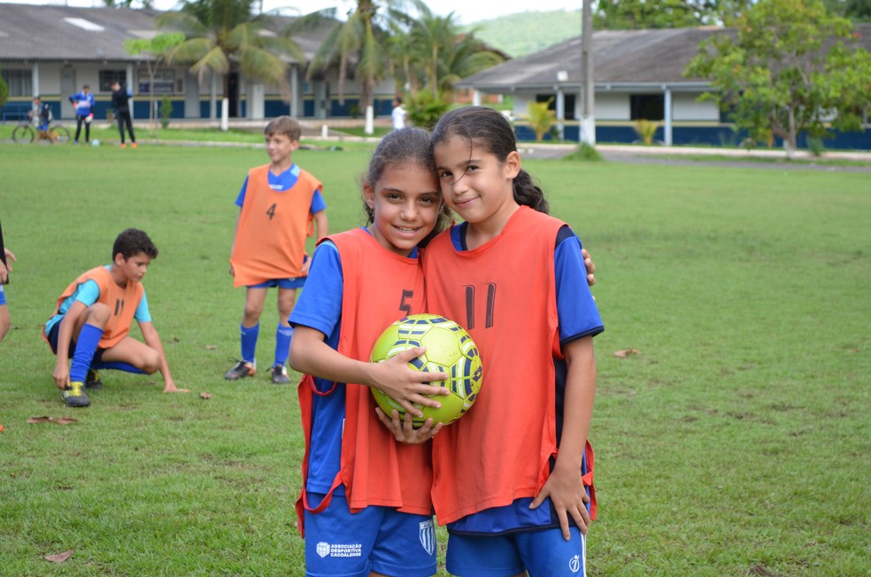 Meninas em escolinha de futebol em Cacoal; prática é cheia obstáculos desde a infância — Foto: Magda Oliveira