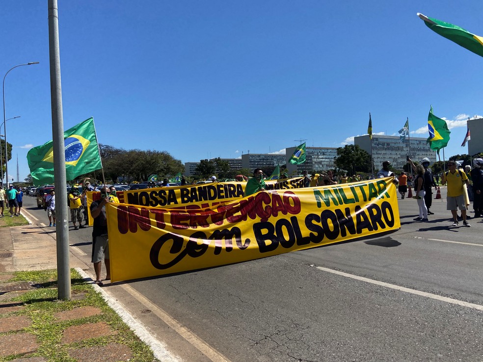 Manifestantes em ato pró-Bolsonaro exibem faixa pedindo retorno de intervenção militar — Foto: TV Globo/Reprodução