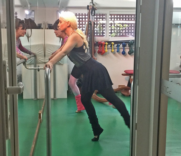 Aline Fanju faz exercícios de balé fitness (Foto: Arquivo pessoal)