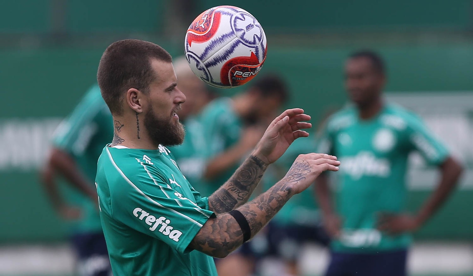 Entenda a utilização de tiras no braço dos jogadores durante os treinos do Palmeiras