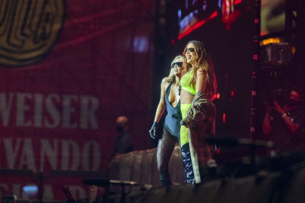 Miley Cyrus recebe Anitta no palco Budweiser no último show do segundo dia de Lollapalooza 2022 — Foto: Luiz Franco/g1