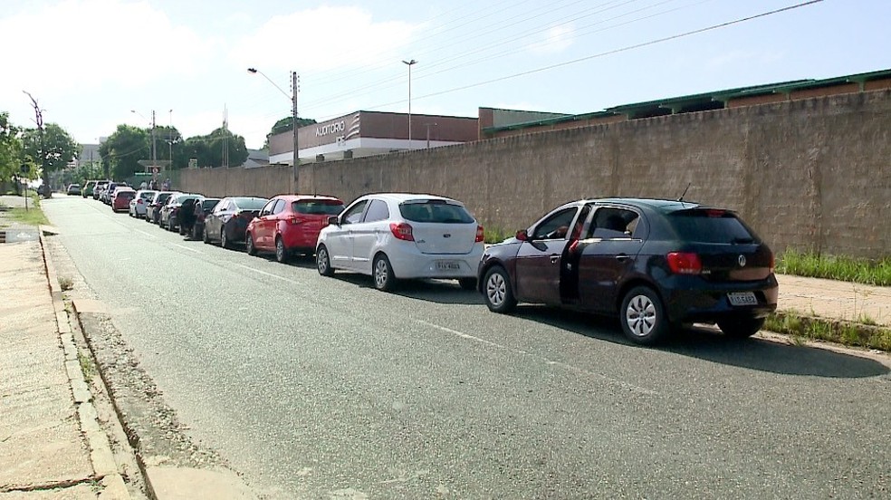 Idosos seguem data em cartões de vacinação contra Covid-19 e encontram posto vazio em Teresina — Foto: TV Clube