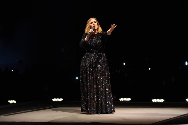 Adele em sua turnê atual (Foto: Getty Images)