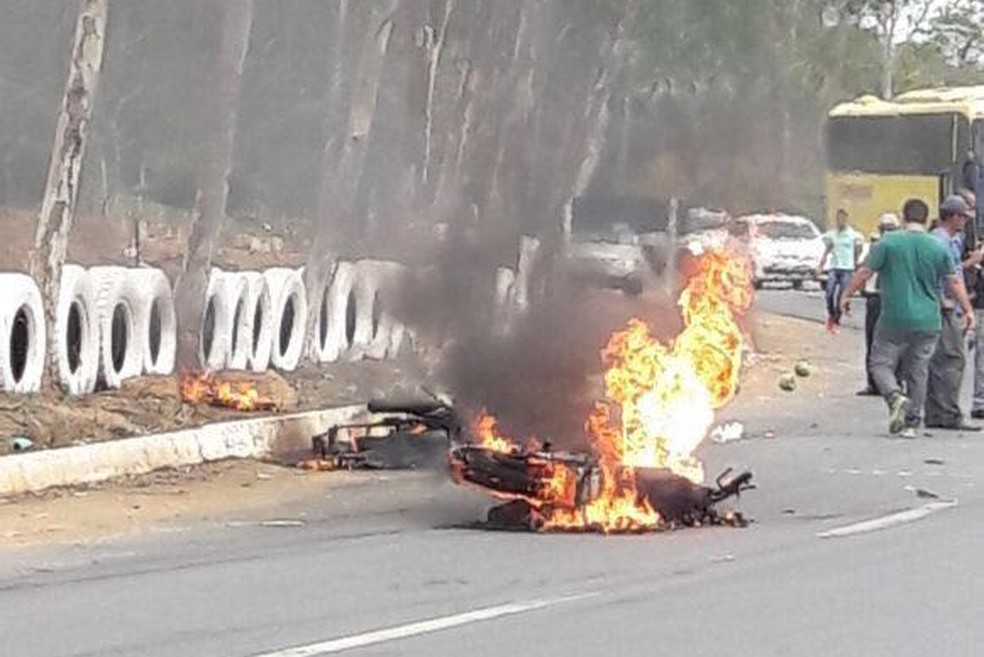Moto ficou em chamas depois de acidente  ocorrido na BR-408, em Aliança (Foto: Polícia Rodoviária Federal/Divulgação )
