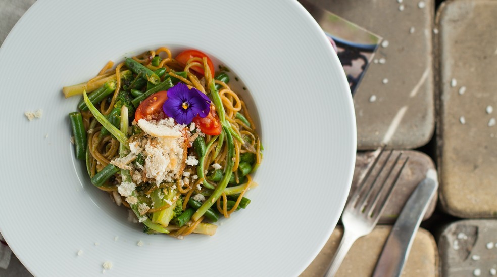Salada com flores comestíveis: beleza, nutrição e sabor extra — Foto: Reprodução da Internet