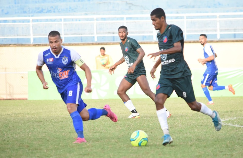 Meia-atacante Luiz Henrique, o Psika (1º plano), do Humaitá, volta a ficar à disposição. — Foto: Arquivo pessoal/Manoel Façanha