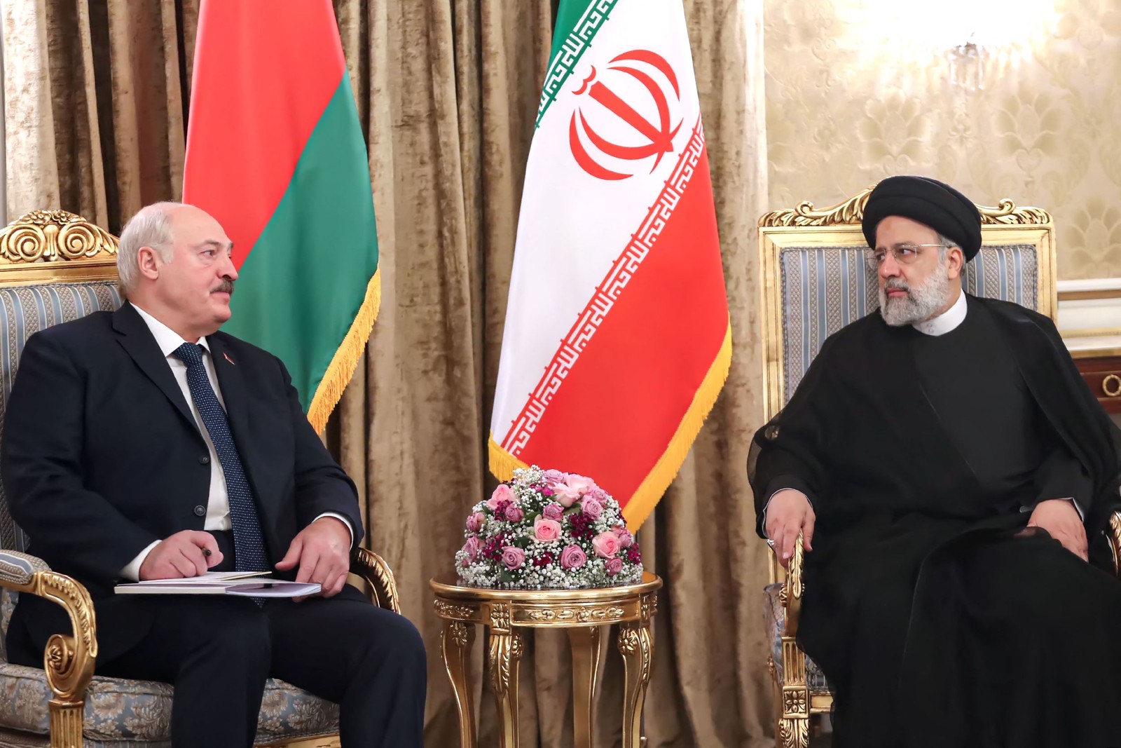 o presidente do Irã, Ebrahim Raisi, se reúne com o presidente da Bielorrússia, Alexander Lukashenko, em Teerã — Foto: Presidência iraniana / AFP