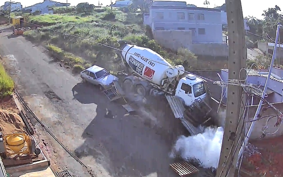 Caminhão betoneira perde freio, bate em carro e avança sobre casa em Varginha — Foto: Reprodução / Redes Sociais