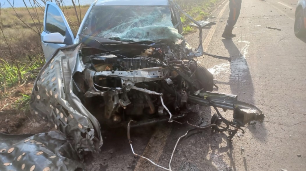 Homem morre após bater carro de frente com carreta na MG-491