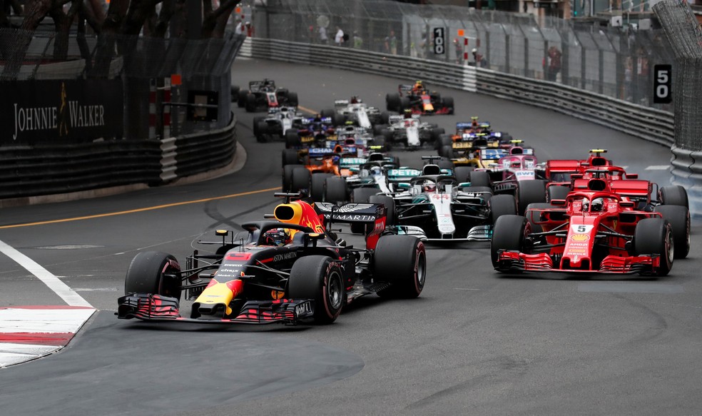 Ricciardo manteve a ponta após a largada do GP de Mônaco (Foto: Reuters)