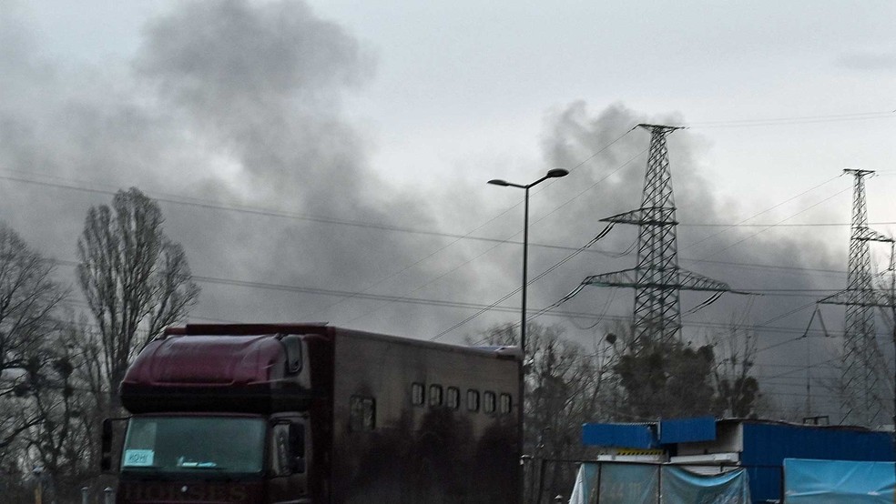 Fumaça após um ataque de míssil russo em Kiev — Foto: Sergei Supinsky / AFP Photo