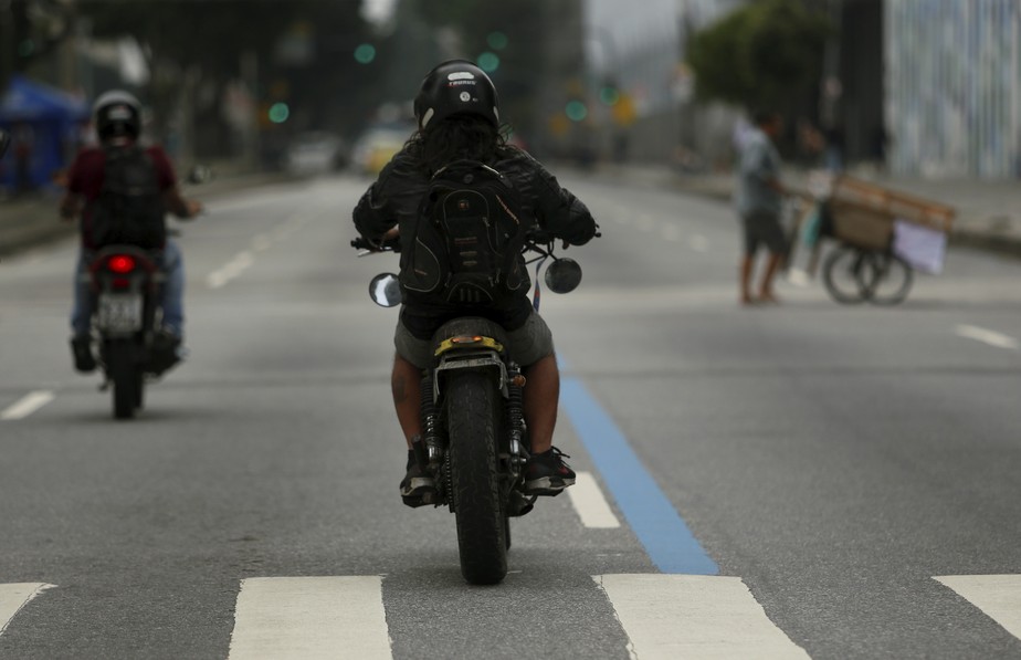 Moto circula sem placa na Avenida Presidente Vargas, no Centro do Rio