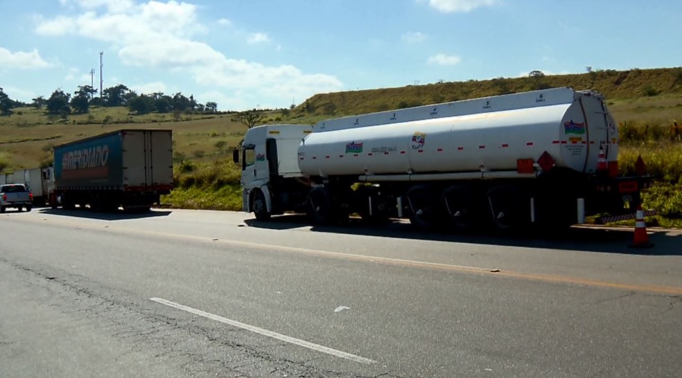 Carreta com combustível estava parada na BR-491 em Varginha (MG) (Foto: Reprodução/EPTV)