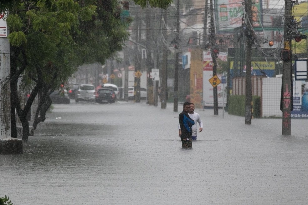 Ruas e avenidas viram "rios" na capital cearense após forte chuva. — Foto: Kid Junior/SVM