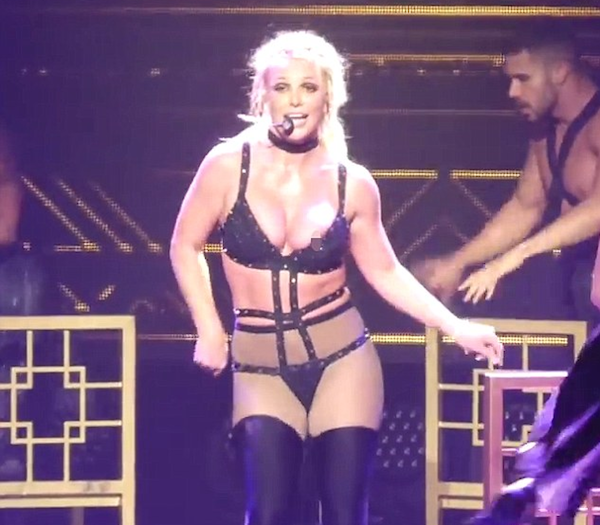 O acidente de Britney Spears com sua vestimenta durante um show nos EUA (Foto: Reprodução/YouTube)