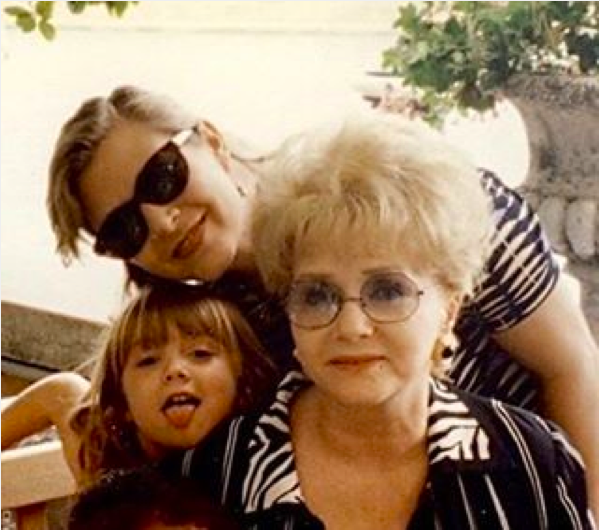 A atriz Carrie Fisher com a filha, Billie Lourd, e a mãe, Debbie Reynolds (Foto: Instagram)