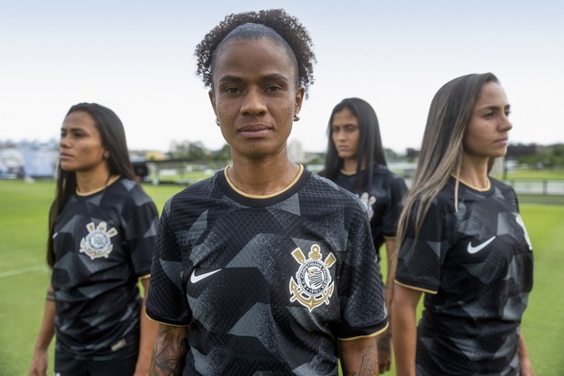 Female stars, Miriã, Grazi, Jaqueline and Diany (left to right) wear a new Corinthians shirt (Photo: Disclosure/Nike)