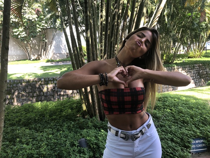 Hariany vibra ao descobrir que a cantora Anitta é uma das suas seguidoras  — Foto: Analice Paron/ Gshow 