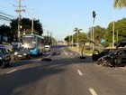 Carros batem e derrubam poste em cruzamento na Serra, ES