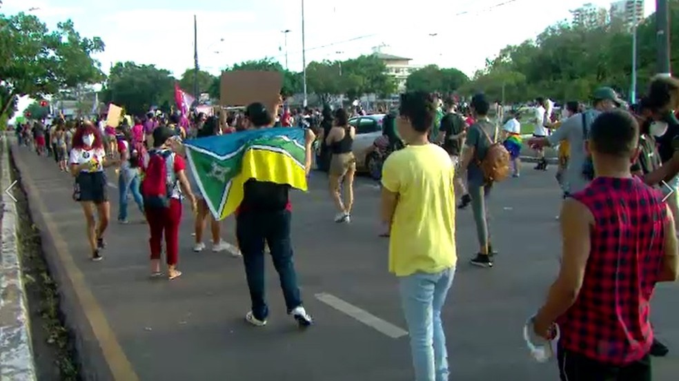 Grupo faz caminhada em protesto contra o governo Bolsonaro no Centro de Macapá — Foto: Rede Amazônica/Reprodução
