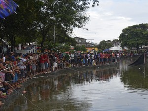 Pescaria reuniu cerca de 5 mil pessoas, segundo a Polícia Militar (Foto: Dyepeson Martins/G1)