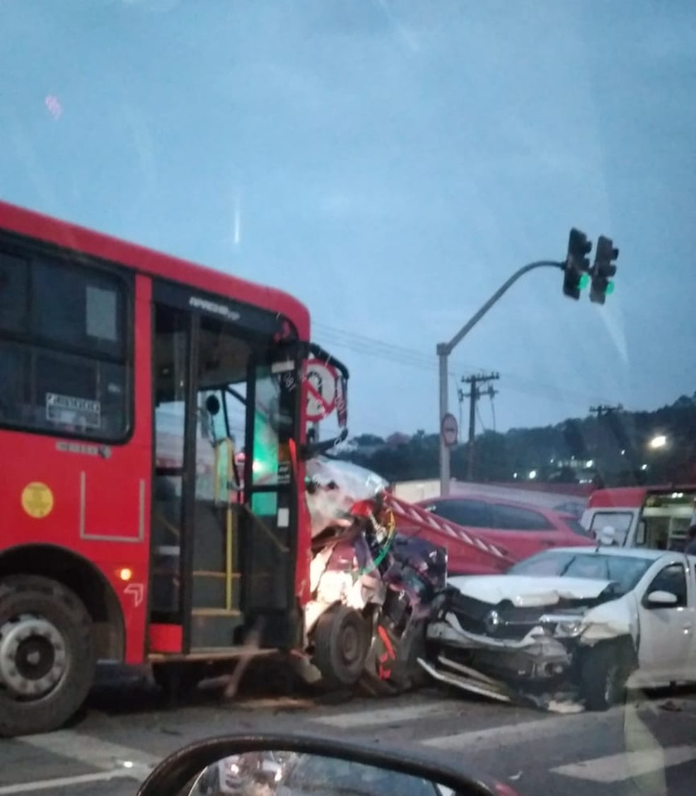 Acidente na Avenida Jacu Pêssego entre ônibus e quatro carros deixou ao menos uma pessoa ferida, segundo o Corpo de Bombeiros — Foto: Divulgação/Arquivo pessoal