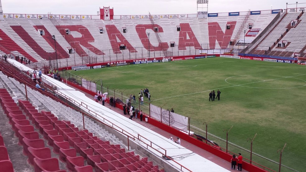 Estádio El Palacio, do Huracán, precisou ser evacuado (Foto: Léo Simonini)