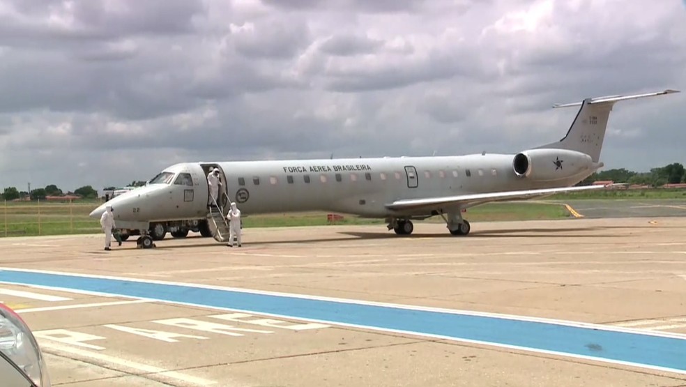 Pacientes foram transportados em avião da Força Aérea Brasileira — Foto: Reprodução/TV Clube