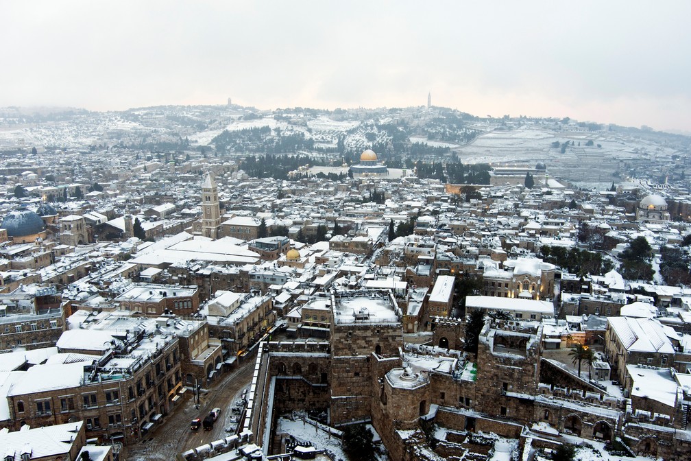 Jerusalém amanheceu coberta de neve nesta quinta-feira (18) — Foto: Ilan Rosenberg/Reuters