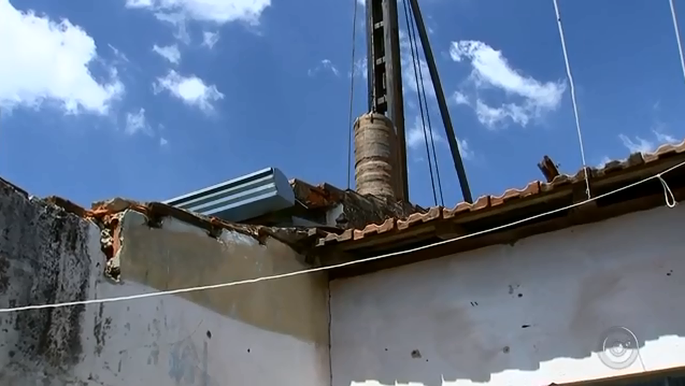 Vibração é tão forte que algumas casas estão com rachaduras e buracos (Foto: Reprodução/TV TEM)