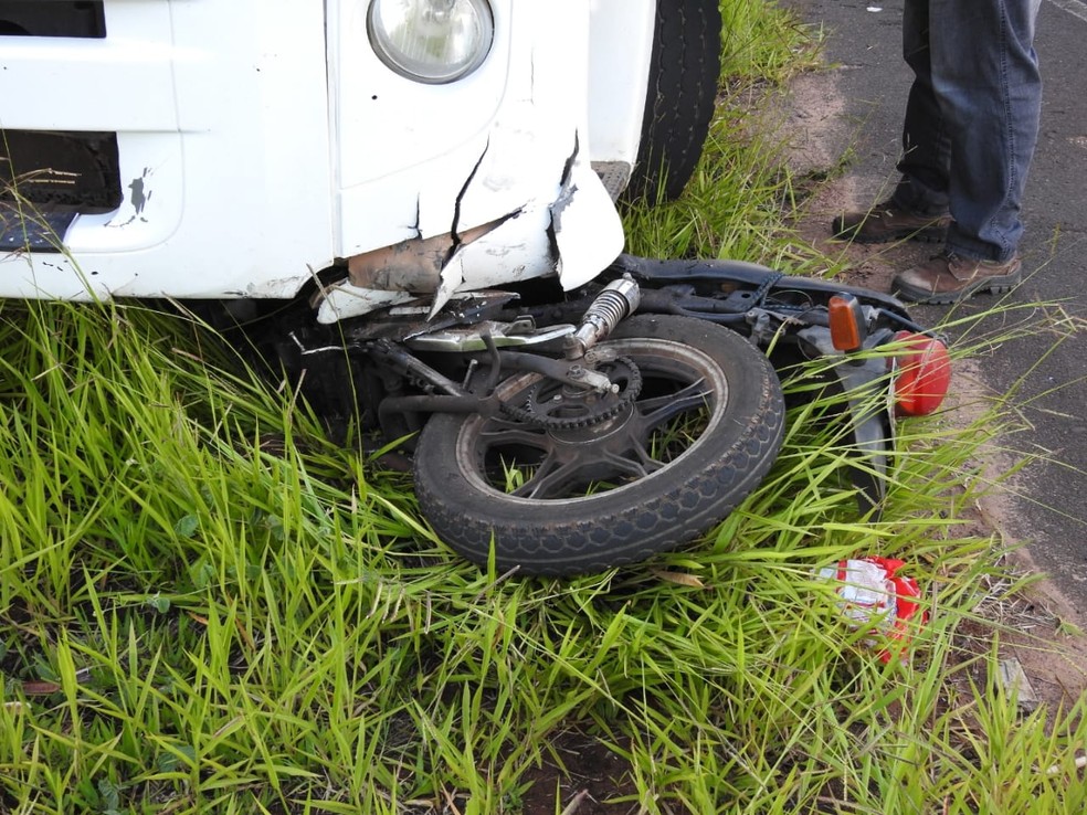 Acidente envolvendo moto e caminhão deixa um ferido em Araraquara — Foto: Walter Strozzi/acidadeon Araraquara