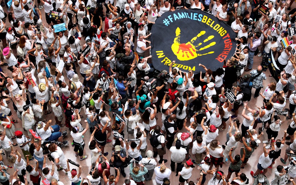 Manifestantes protestam contra a separação de famílias de imigrantes no Capitólio, em Washington, na quinta-feira (28)