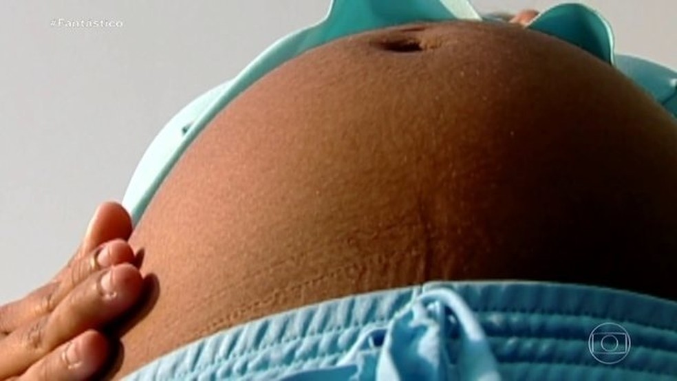 Reprodução de vídeo mostra uma barriga de grávida — Foto: Fantástico